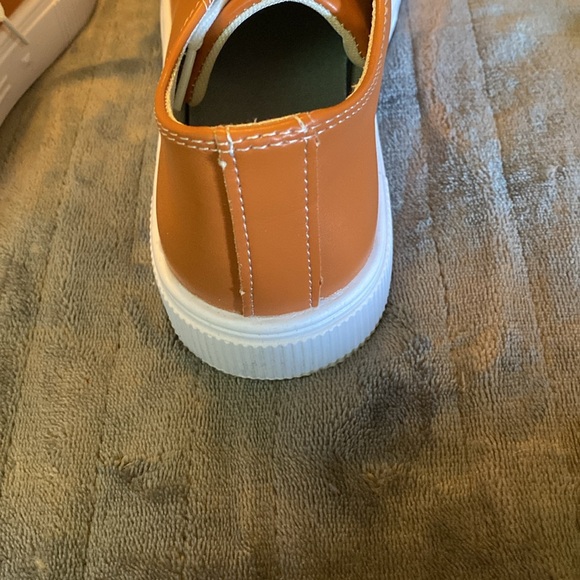 No name sneakers. - Picture 4 of 5